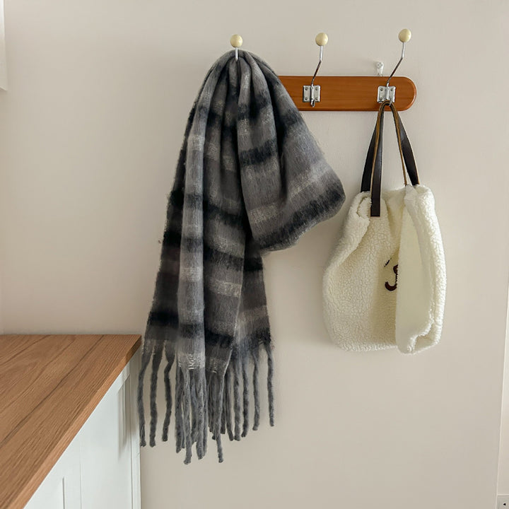 Thick checkered scarf in mohair look