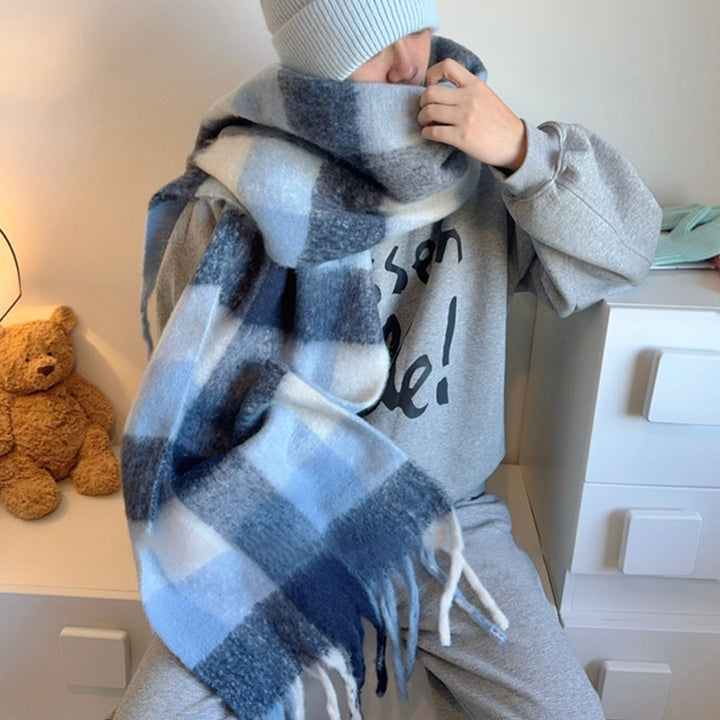 Warmer scarf made of soft yarn, long and versatile