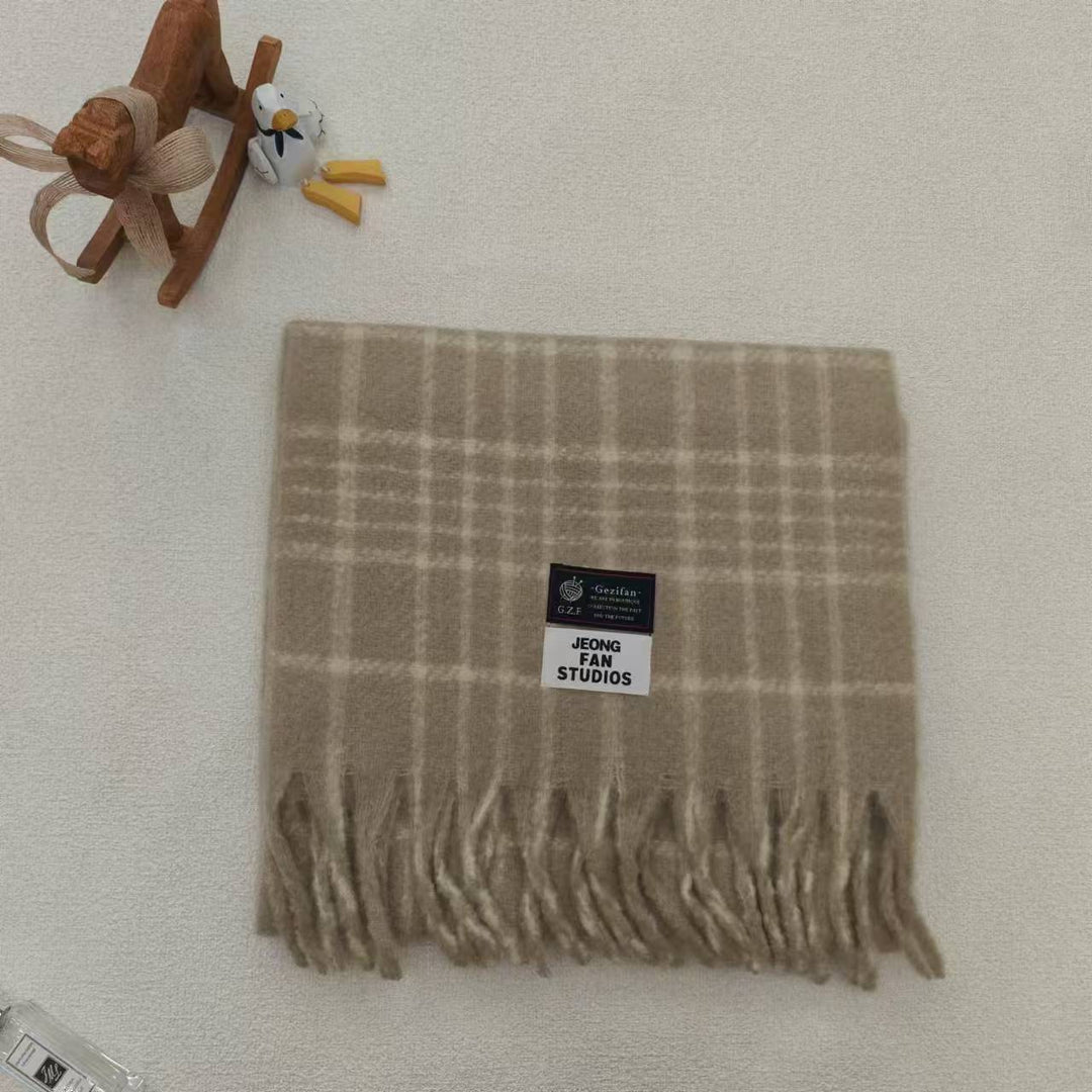Classic checked wool scarf with fringes