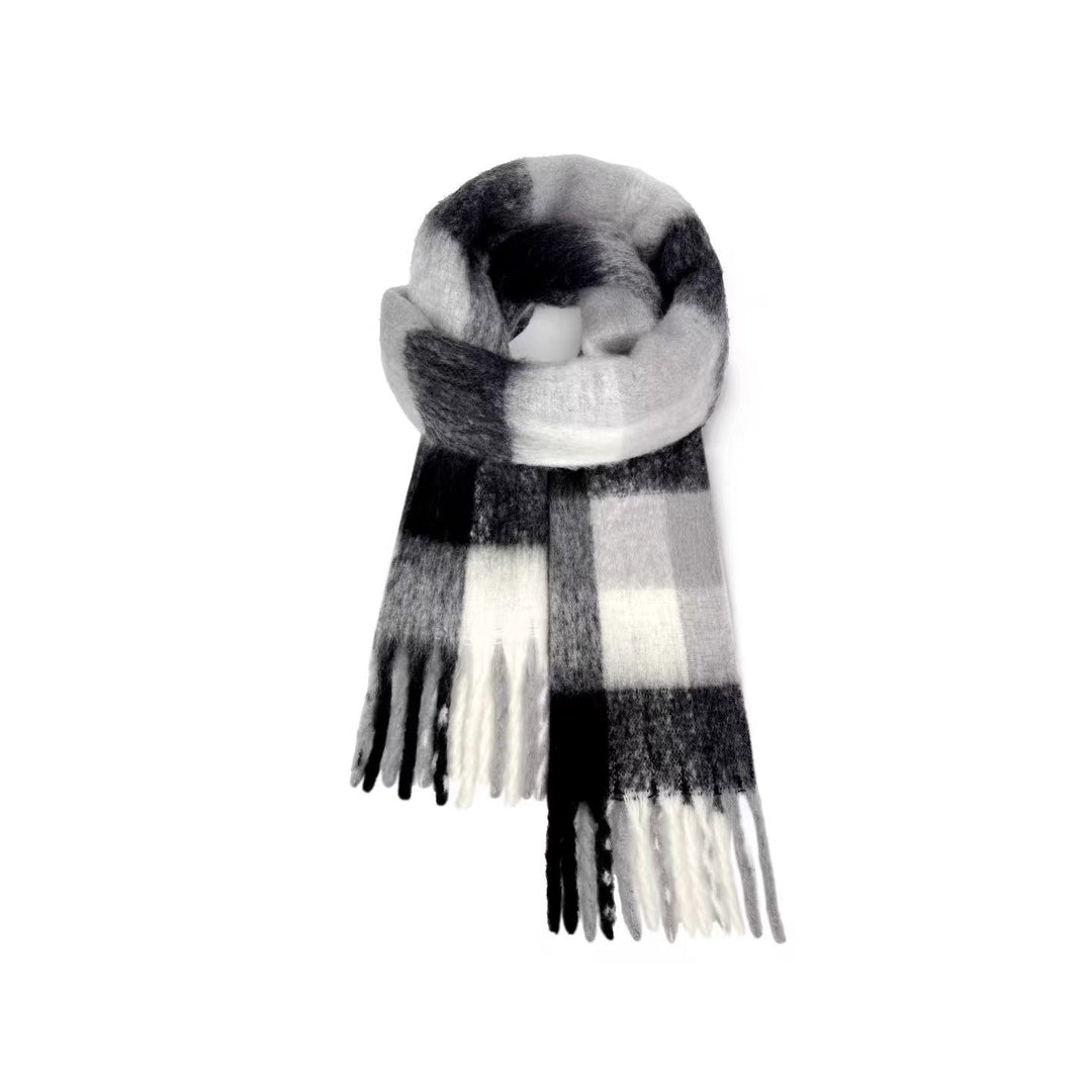 Warmer scarf made of soft yarn, long and versatile
