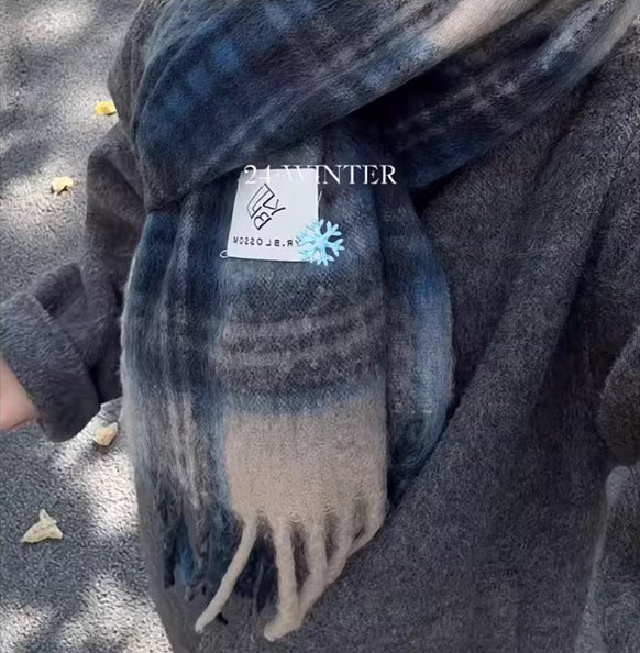 Warmer winter scarf with check pattern