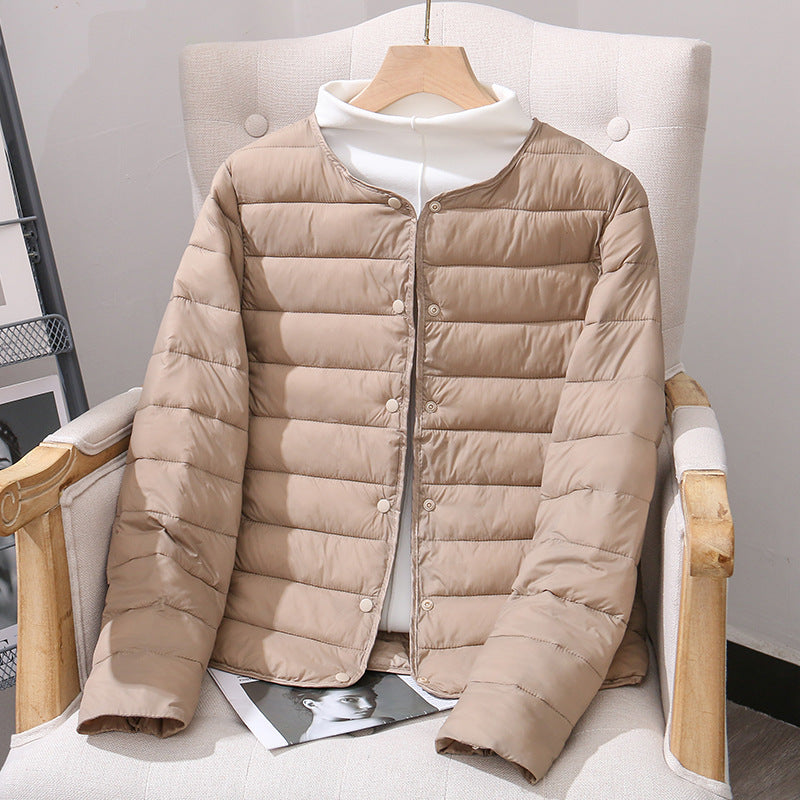 Lightweight, fitted women's quilted jacket with round neck