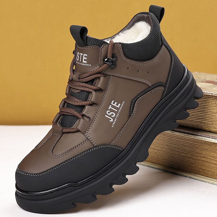 Men's winter boots made of leather with lamb fur lining
