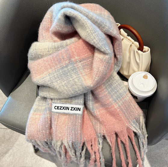 Warmer winter scarf with check pattern