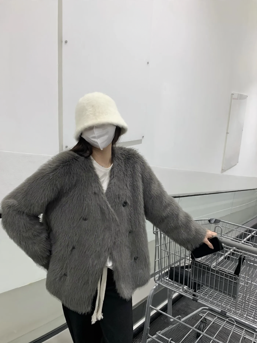 Women's faux fur jacket with V-neck, loose fit