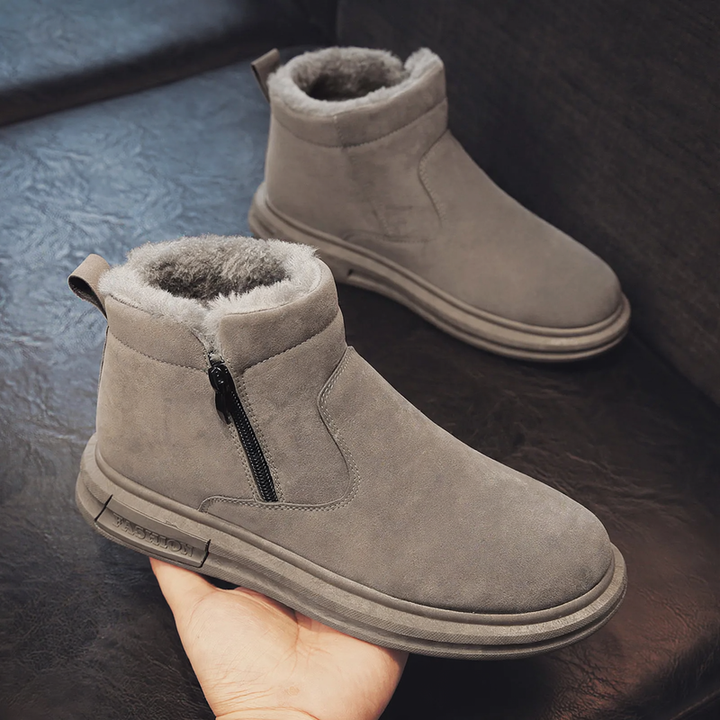 Padded men's snow boots to slip on