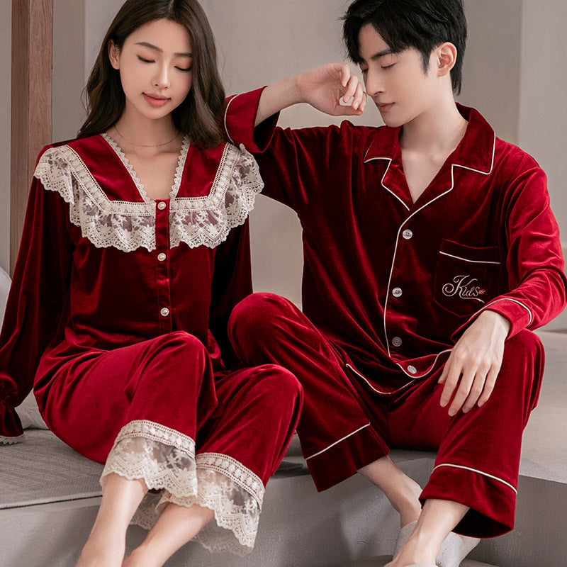 Pair-house suit made of gold velvet, long-sleeved