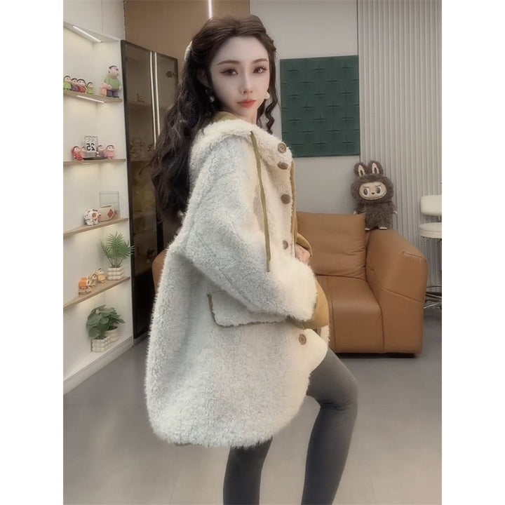 Loose women's coat with hood and lambskin look