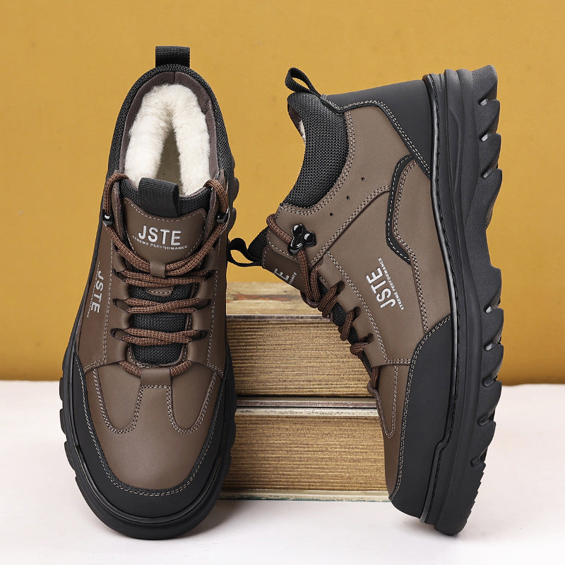 Men's winter boots made of leather with lamb fur lining