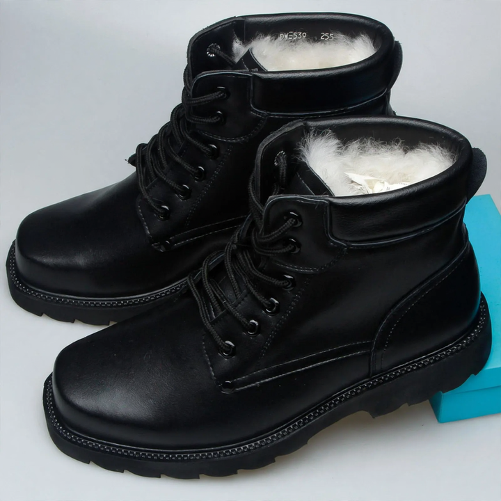 Men's winter boots made of leather with lamb fur lining