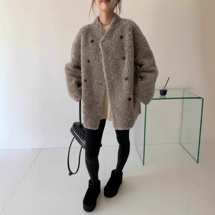 Mid-length coat made of 100% virgin wool with double-breasted closure