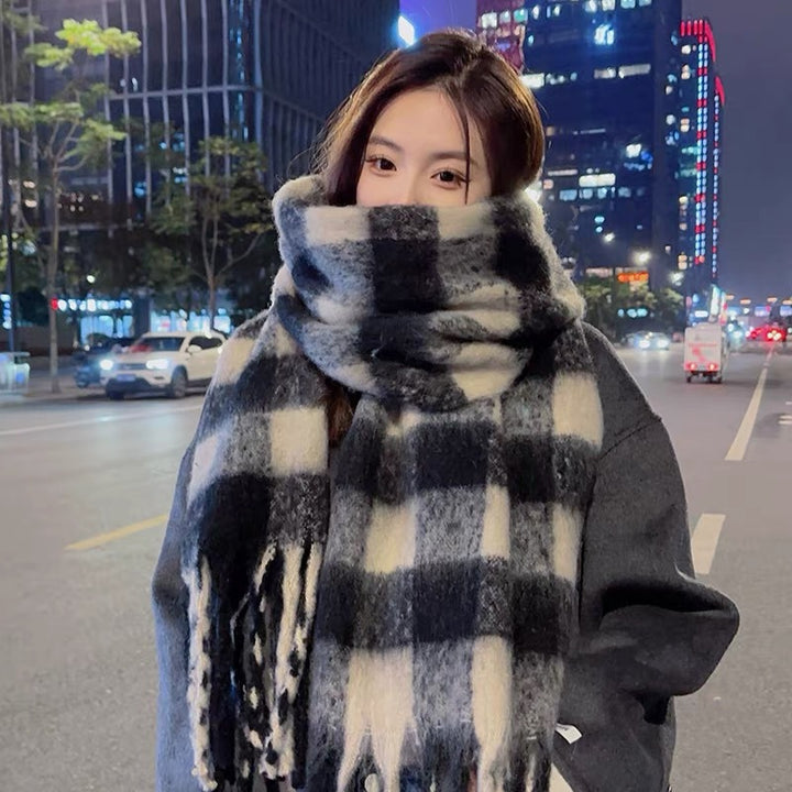 Thick checkered scarf in mohair look
