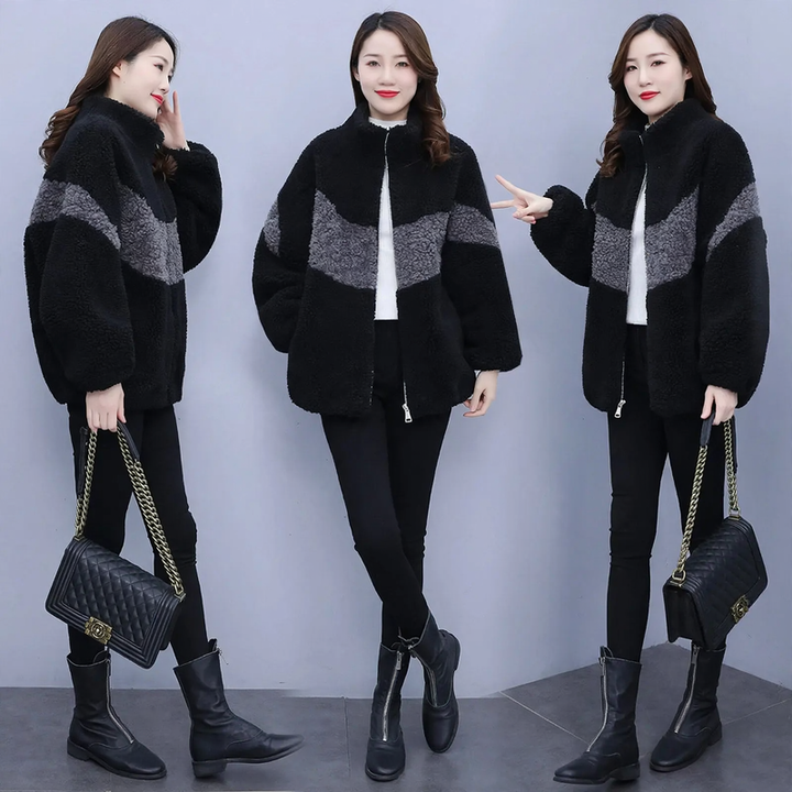 Fashionable coat with lamb fleece inserts