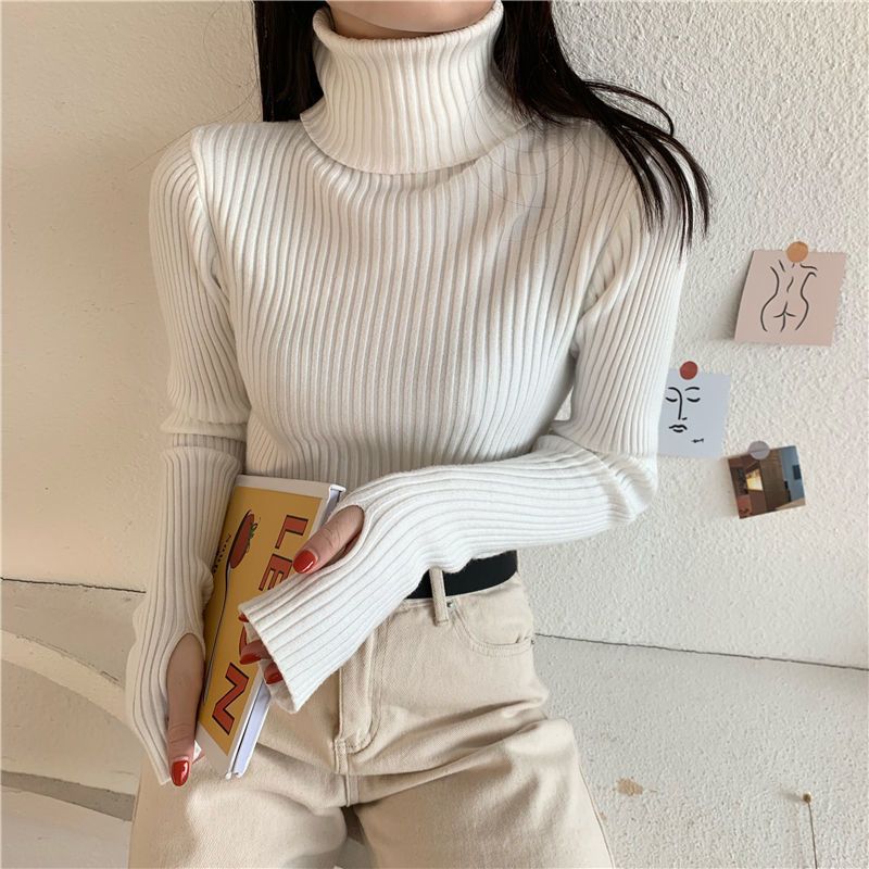 Figure-hugging turtleneck sweater with thumbholes