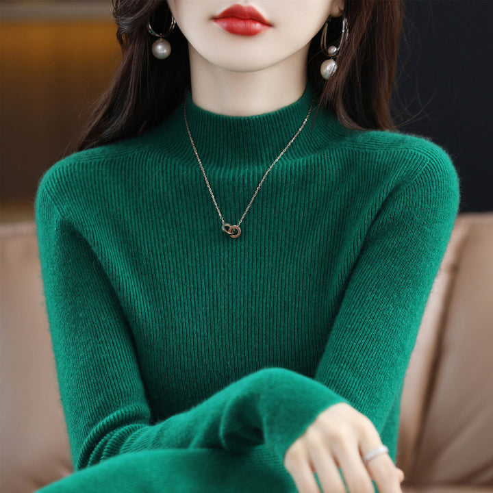 Seamless women's sweater made of 100% wool, close-fitting
