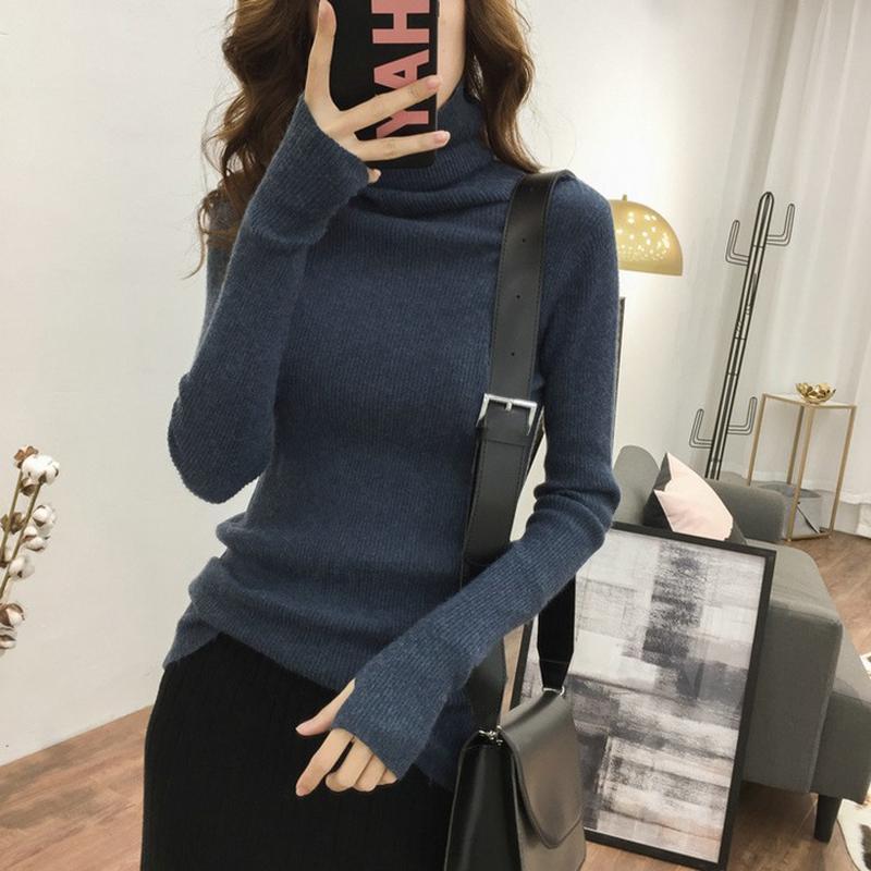 Figure-hugging turtleneck sweater with thumbholes