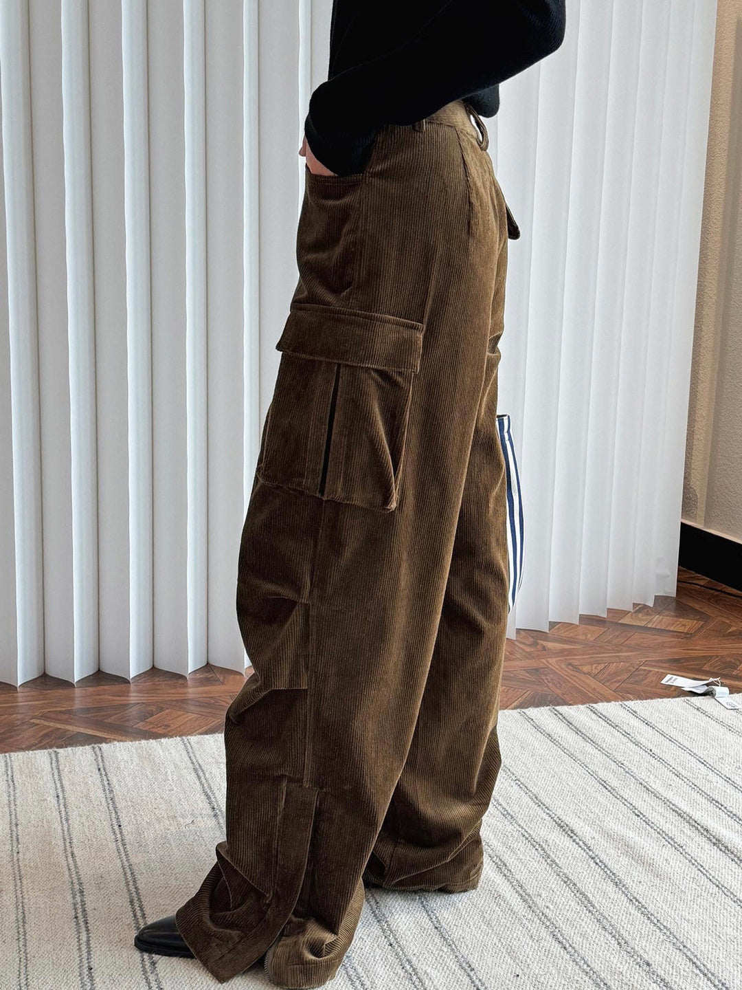 Women’s corduroy pants, wide cut, cargo pockets
