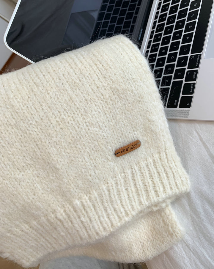 Soft scarf with alpaca wool content and leather label