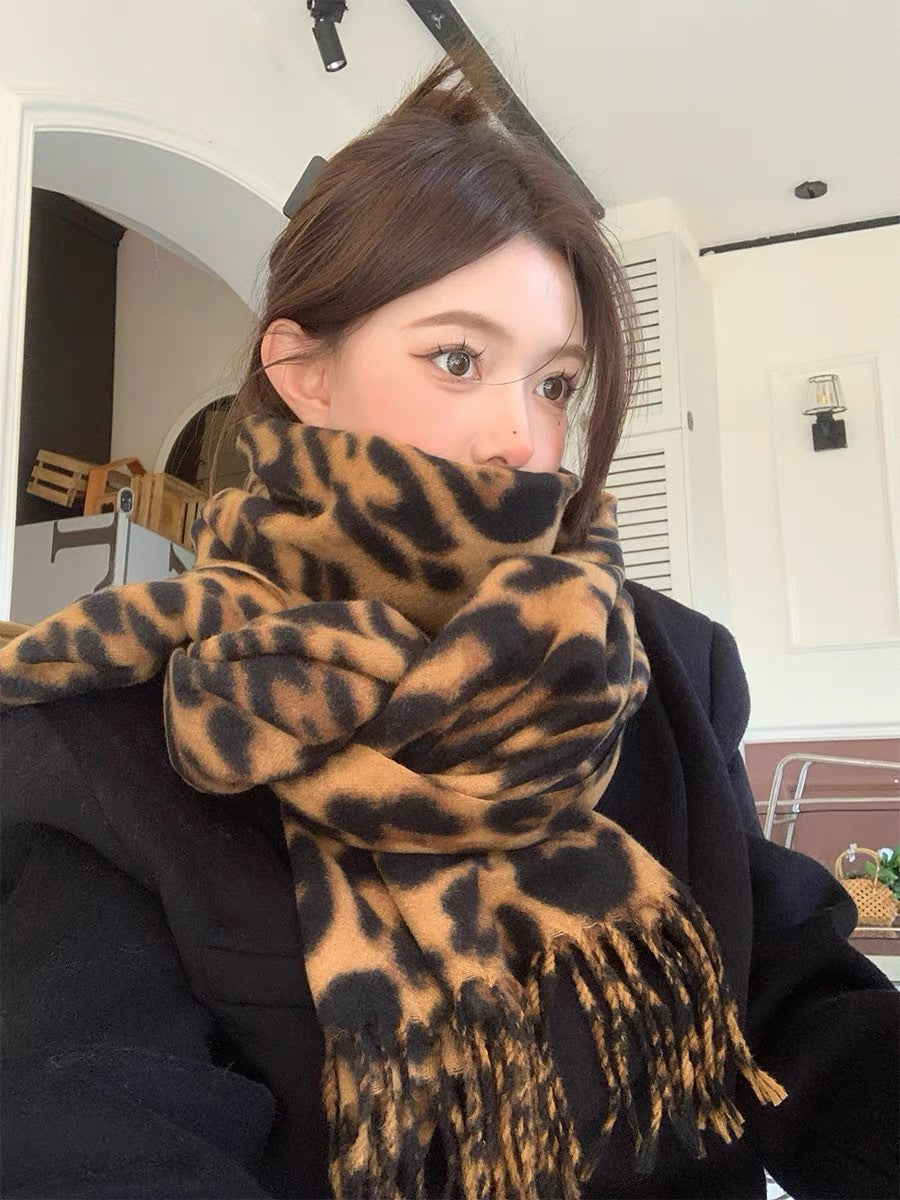 Retro scarf with leopard pattern, 190x35 cm