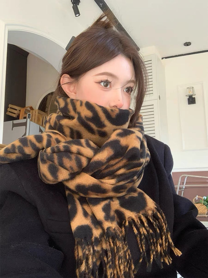 Retro scarf with leopard pattern, 190x35 cm