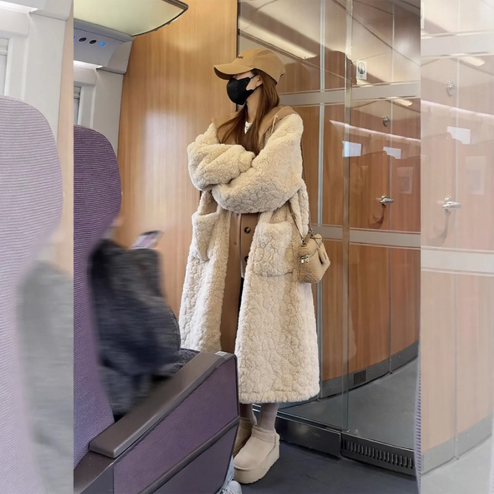 Long women's coat with lambskin look