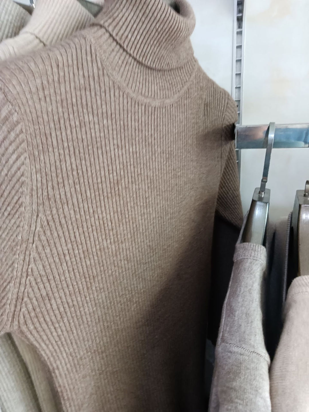 Men's knitted sweater with vertical rib pattern