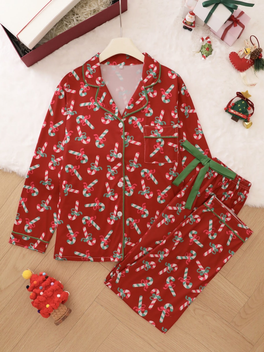 Fashionable tracksuit set with long sleeves and pants