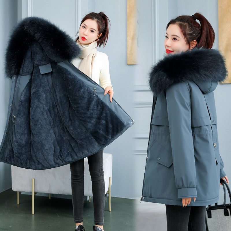 Padded women's parka with hood and faux fur trim