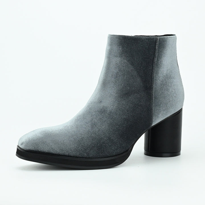 Elegant men's Chelsea boots