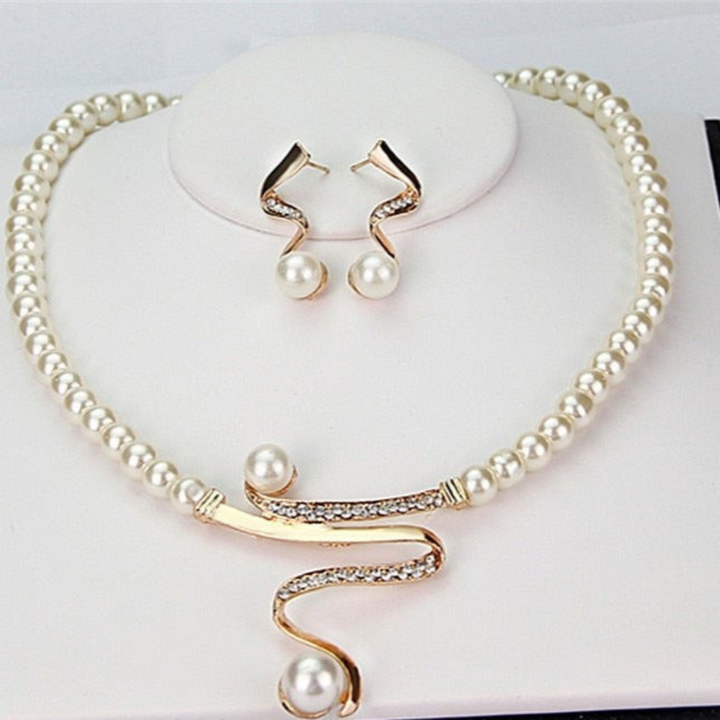 Amarae | Natürliche Perlenkette + Ohrring Satz Gold