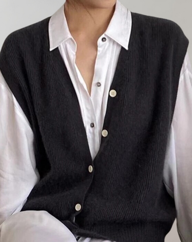 Amarae | Casual knitted vest with button placket