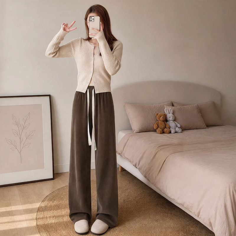 Fleece-lined women's corduroy pants with lamb fleece look