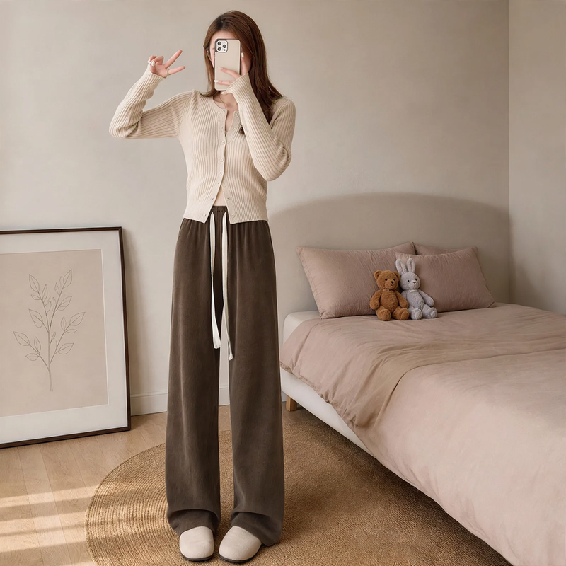 Fleece-lined women's corduroy pants with lamb fleece look