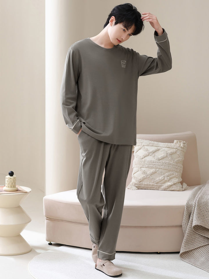 Loose men's cotton pajamas
