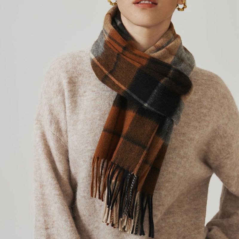 Classic scarf made of 100% wool with fringes
