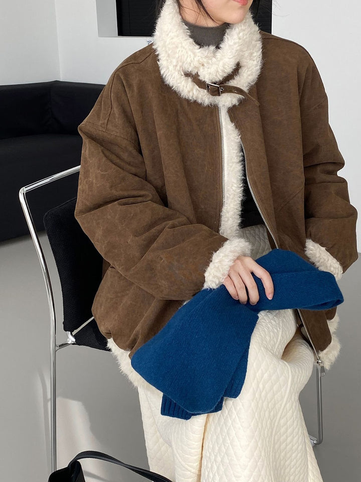 Padded women's down jacket with stand-up collar and faux fur
