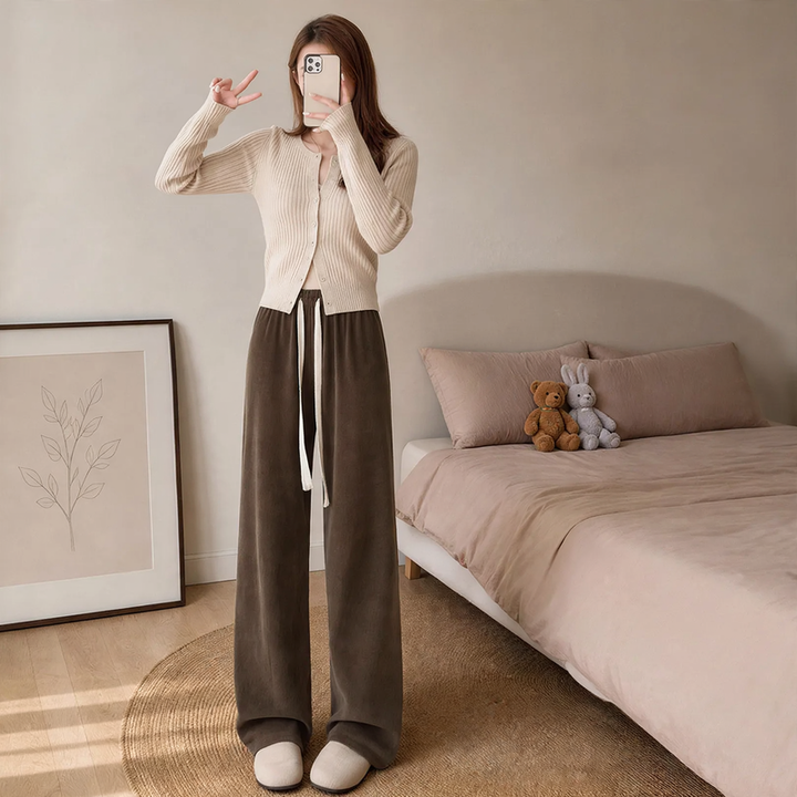 Fleece-lined women's corduroy pants with lamb fleece look