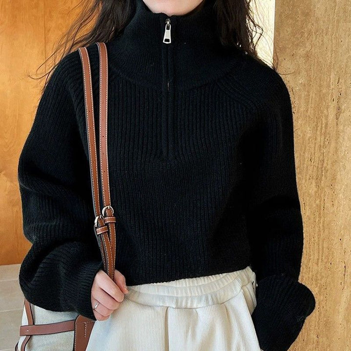 Short women's knitted sweater with zipper