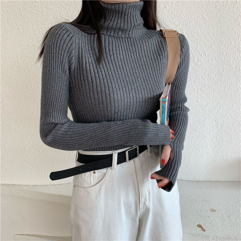 Figure-hugging turtleneck sweater with thumbholes