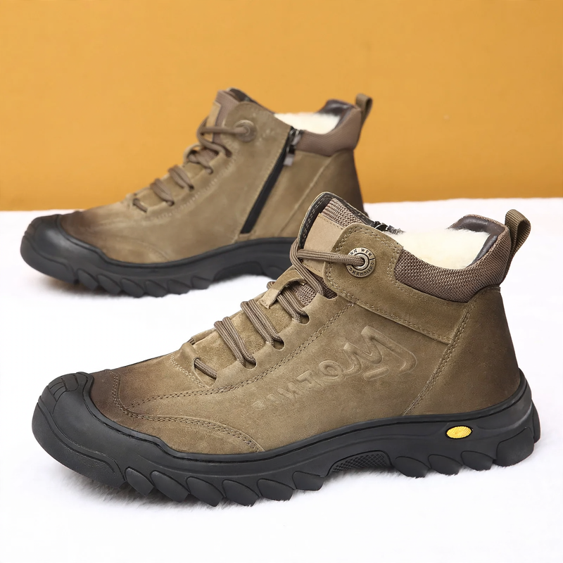 Men's winter boots made of leather, lambskin lining