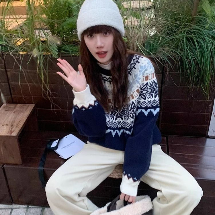Women's knitted pullover with Fair Isle pattern and snowflakes