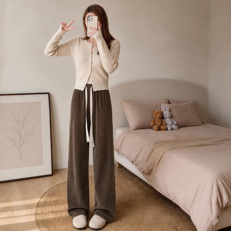 Fleece-lined women's corduroy pants with lamb fleece look