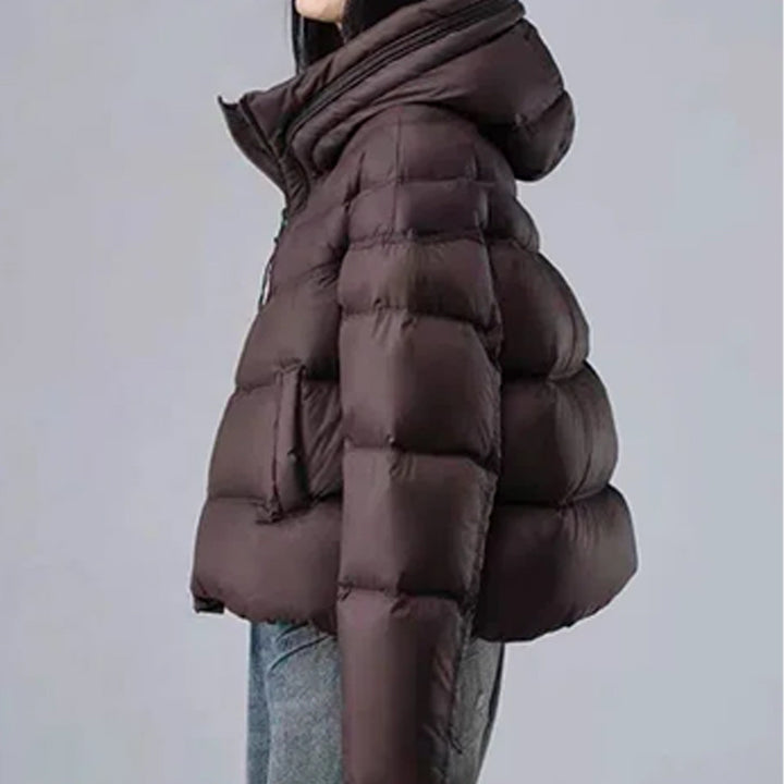 Short women's down coat with duck down