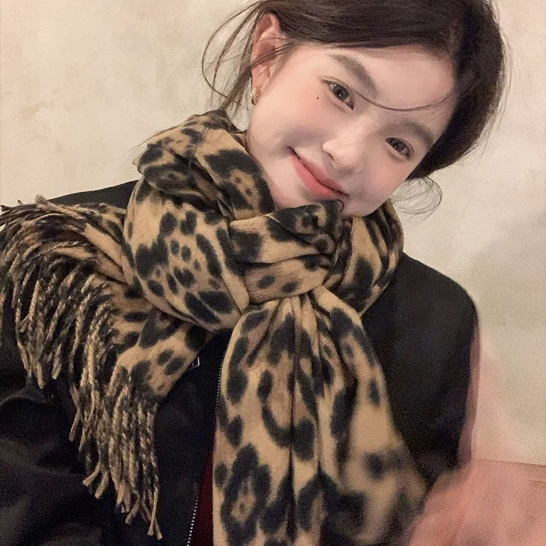 Retro scarf with leopard pattern, 190x35 cm