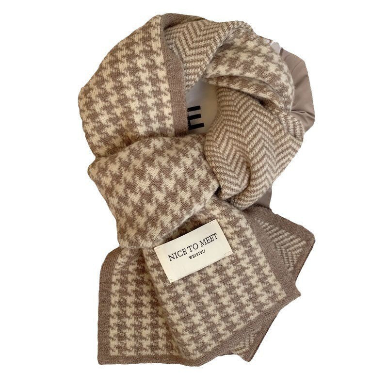 Knitted scarf with houndstooth pattern