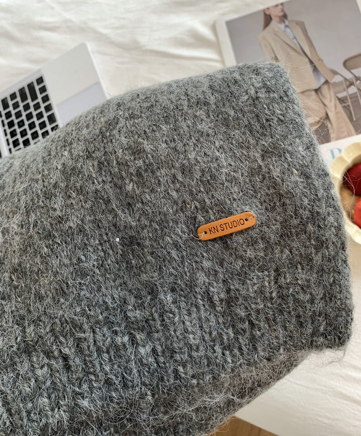 Soft scarf with alpaca wool content and leather label