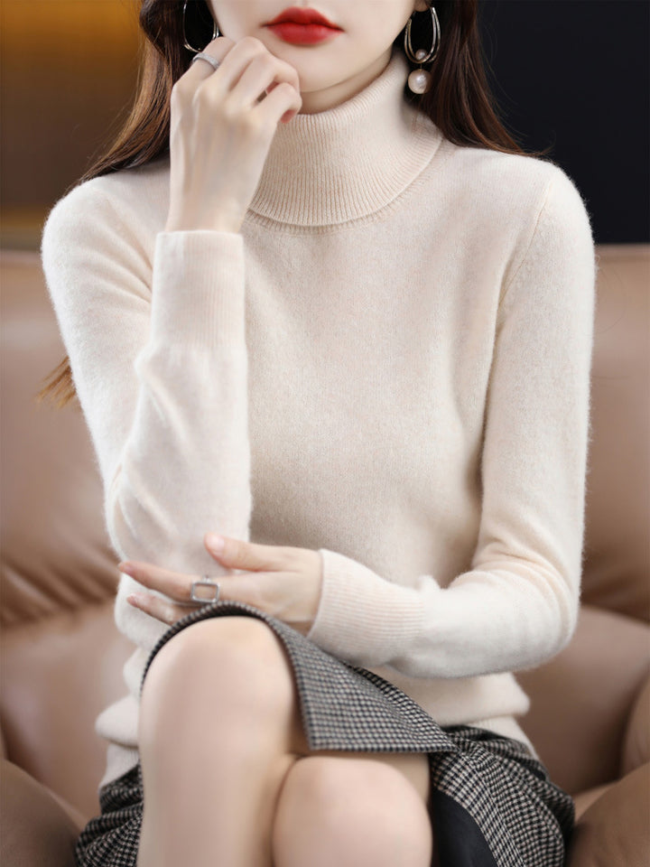 Women's turtleneck sweater made of pure wool, loosely cut