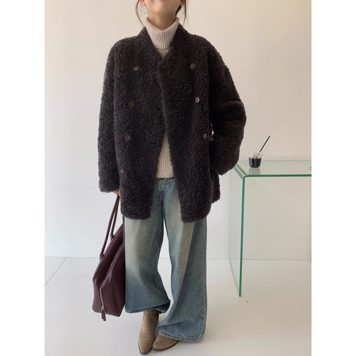 Mid-length coat made of 100% virgin wool with double-breasted closure