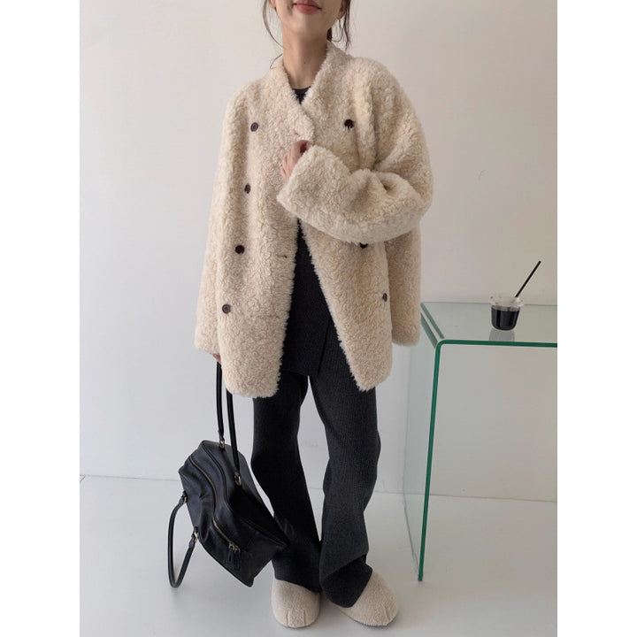 Mid-length coat made of 100% virgin wool with double-breasted closure