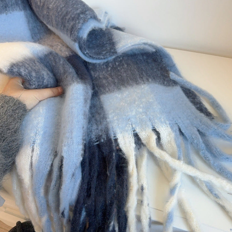Warmer scarf made of soft yarn, long and versatile